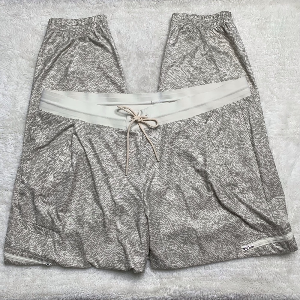 Athleta Plus Size Women's Grey White Venture Printed Pants Zip Pockets Size 18